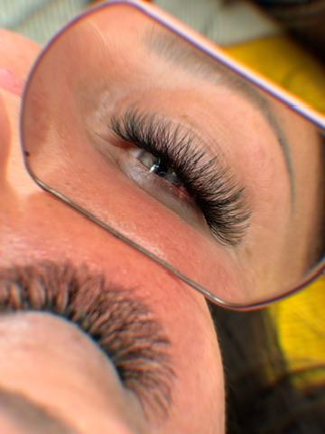 Bild zeigt die Wimpernverlängerung in Hamburg